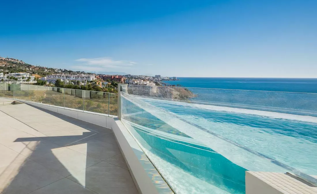 Panneaux en méthacrylate pour piscine transparente